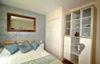 Doncaster - Boswell - Large Balcony Apartment & Parking - 2 Bedrooms - Close to Town & Racecourse Hotels near Vision Express Opticians - Doncaster