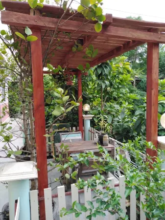 Baan Rim Taan Отели рядом с достопримечательностью «Wat Khao Din Yannimit»