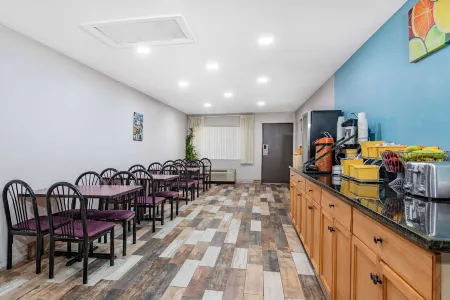 Days Inn by Wyndham N Orlando/Casselberry Отели рядом с достопримечательностью «Savannah Cove of Maitland»