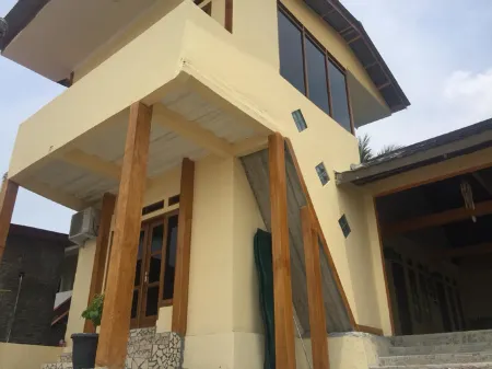 Villa Mila 2 Bedroom Tepi Pantai Отели в г. Cikakak