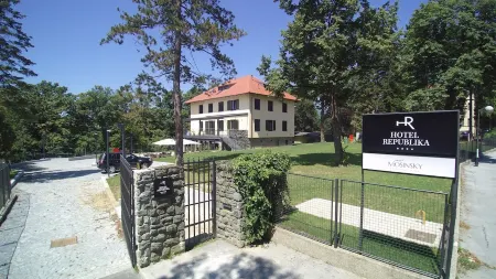 Hotel Republika Отели рядом с достопримечательностью «Площадь Петра Прерадовича»