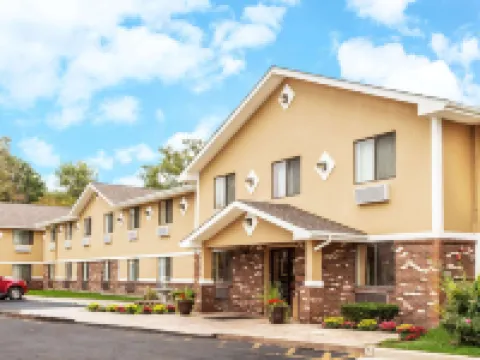 Super 8 by Wyndham Sterling Heights/Detroit Area Hotels in Macomb County