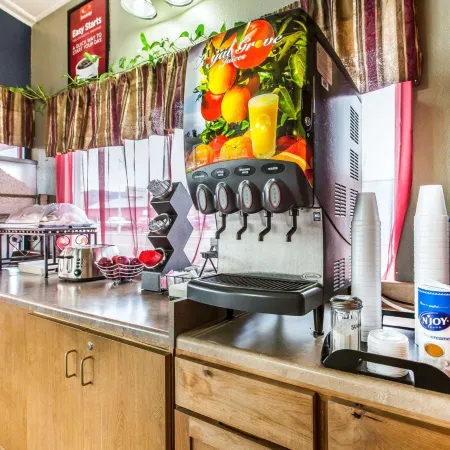 Econo Lodge Inn & Suites