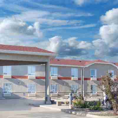 Super 8 by Wyndham Brandon MB Hotel Exterior