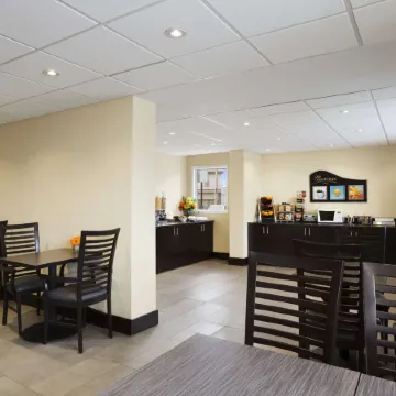 Days Inn & Suites by Wyndham North Bay Downtown