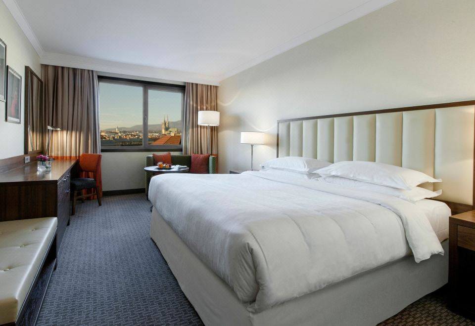 [쉐라톤 자그레브 호텔의 럭셔리한 실내 수영장]