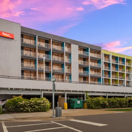 Red Roof Plus+ & Suites Virginia Beach - Seaside Отели рядом с достопримечательностью «Кроатан-Бич»