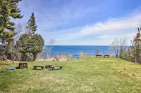 Lake Superior Beachfront Home - 15 Mi to Duluth! - Huoneistot