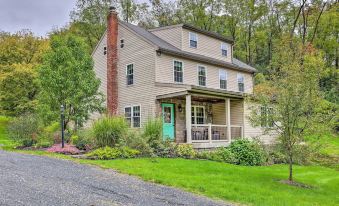 3 Mi to Blue Marsh Lake Spacious Home with Deck