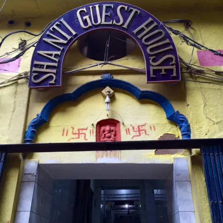 Goroomgo Shanti Guest House Varanasi Отели рядом с достопримечательностью «Маникарника»
