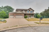 Prime Peoria Retreat w/ Deck & Fireplace! Các khách sạn gần African American Hall of Fame