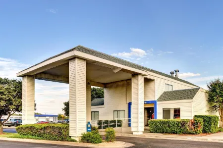 Days Inn by Wyndham Waco University Area