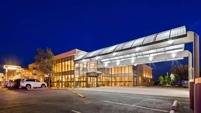Best Western Plus Raton Hotel Отели рядом с достопримечательностью «Уитингтон Сентер»