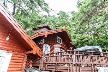 Hoengseong Log Cabin Pension (Duplex Pension) Отели рядом с достопримечательностью «Hoengseong Welli Hilli Park Ski Resort»