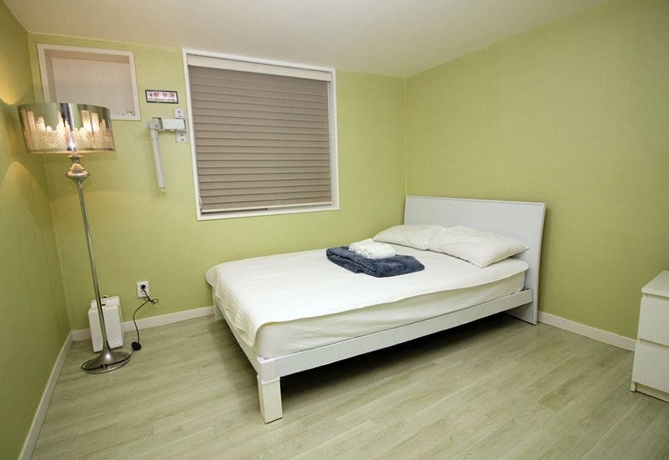 게스트하우스어반의 깔끔한 주방 공간 이미지