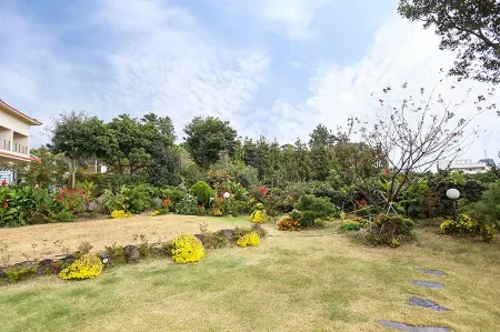 Seogwipo Sangchoone Pension Отели рядом с достопримечательностью «Soesokkak Estuary»