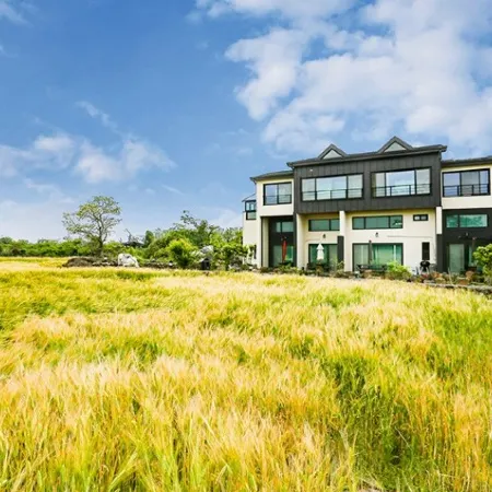 Jeju Bandi House Pension Отели рядом с достопримечательностью «Парк бонсай «Энергичный Сад»»