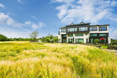 Jeju Bandi House Pension Отели рядом с достопримечательностью «Dolgeobugi Suseok Bakmulkwan»