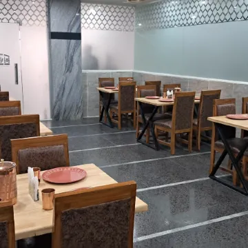 The Balcony Hotel Отели рядом с достопримечательностью «Конгресс-центр Cyber»