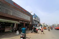 Hotel Grand Gaayatris Hotels in Pallavaram
