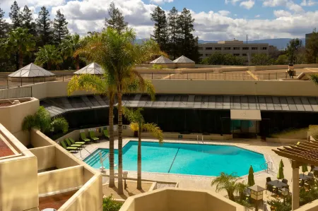 DoubleTree by Hilton San Jose Отели рядом с достопримечательностью «Хэппи Холлоу парк и зоопарк»