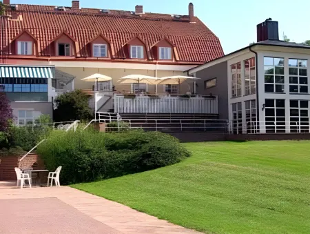 Halltorps Gästgiveri Отели рядом с достопримечательностью «Långe Erik»