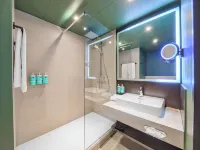 Novotel Valencia Lavant Hotels near Quart Towers