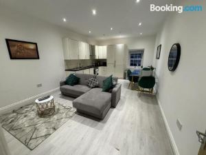 Extra Large 1 Bedroom Apartment in Walton