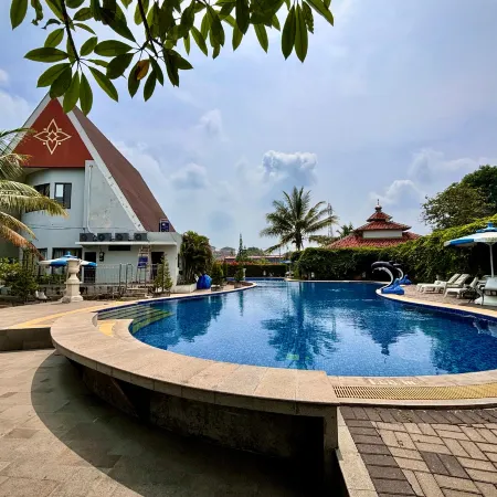 Nemuru Villa Ubud Anyer Отели рядом с достопримечательностью «Пляж Anyer»