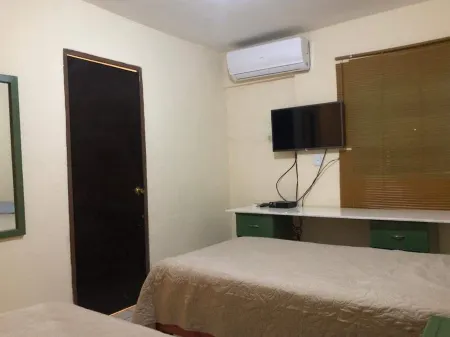 5 minutes to the theme park! Family-sized condo with game room & deck