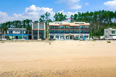 Taean Rose Pension Отели рядом с достопримечательностью «Mallip'o-haesuyokchang»