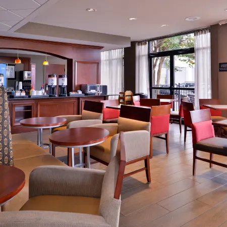 Hampton Inn Norfolk/Virginia Beach Отели рядом с достопримечательностью «Регентский университет»