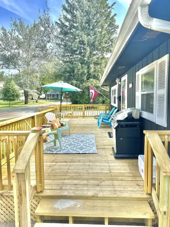 Charming Lakehouse with huge yard - downtown Culver!