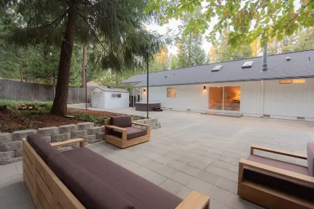 Scenic Mountain Retreat - Hot Tub, Wineries, Lakes