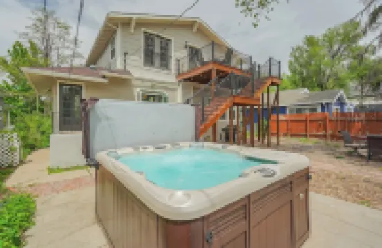 The Hive Downtown: ☀️Hot Tub +🍷Patio + 🔥Fire pit