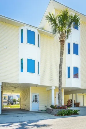 Seacliffs Gulf Views 3/3.5 Dog Friendly/Steps to beach/ Elevator - SPECIALS!