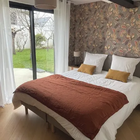 New 80 m² apartment with garden, quiet, walking distance to port, stadiums and shops