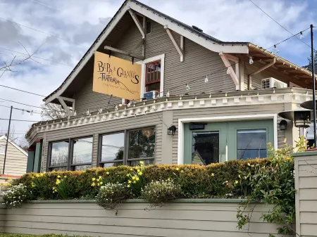 The Little Pink House ...a Lovely University Hideaway