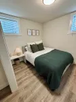 Convenient modern 2br home, 5 mins from airport.