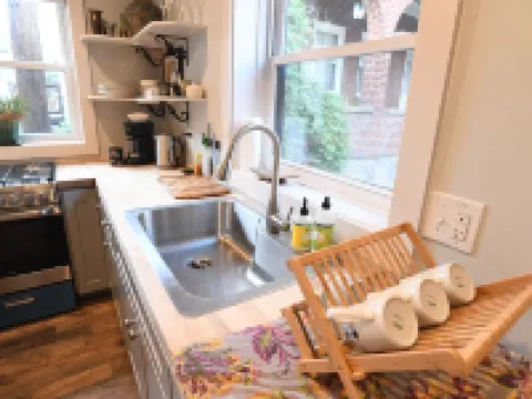 Newly renovated studio Apartment in Downtown Lexington. 5 min walk to W&L or VMI Hotels in Lexington