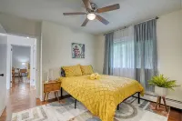 Charming 3-bedroom Midcentury modern home, retro vibe and stylish furnishings. Hotels near Sailwinds Playground