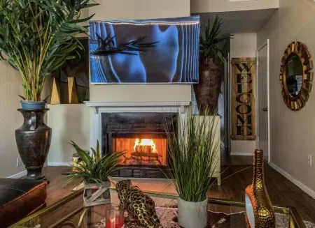 Luxurious High End Split Level Loft Отели рядом с достопримечательностью «Харди Альмон Соссер Комплекс»