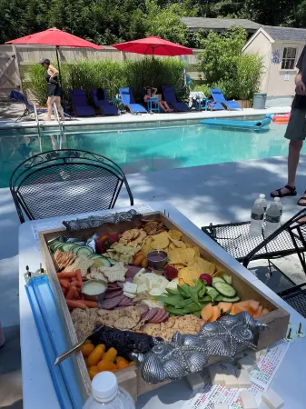 Winslow Acres heated Pool Escape; Pool open May 15 thru mid-Oct! HotTub all yr!