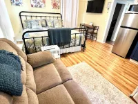 Historic Hilltop Guesthouse - Charming studio/cottage one block from downtown Hotele w: Laurel