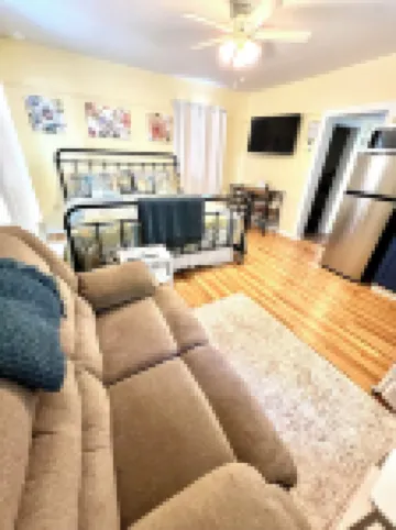 Historic Hilltop Guesthouse - Charming studio/cottage one block from downtown