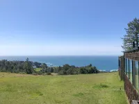 Amazing ocean views, relaxing home surrounded by nature.