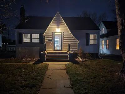 Charming, newly renovated Tudor home next to Morningside University! Các khách sạn gần Sioux City Public Museum
