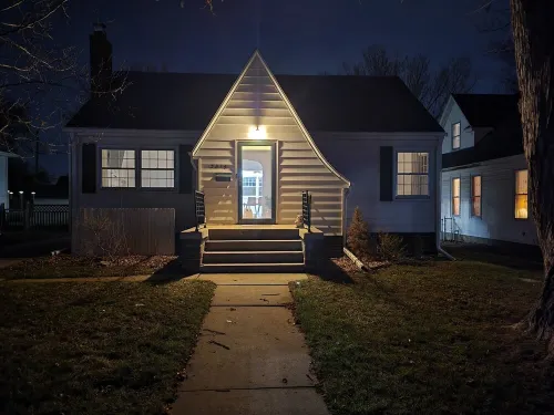 Charming, newly renovated Tudor home next to Morningside University!