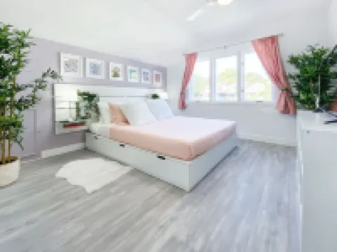 6x3 Lux Villa, 10m2Strip, Pool+Spa+Casita+7carpark