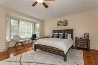 Fall Lake Getaway w/Bicycles & Walkable Neighborhood~ SPIRE/Wineries/BULA